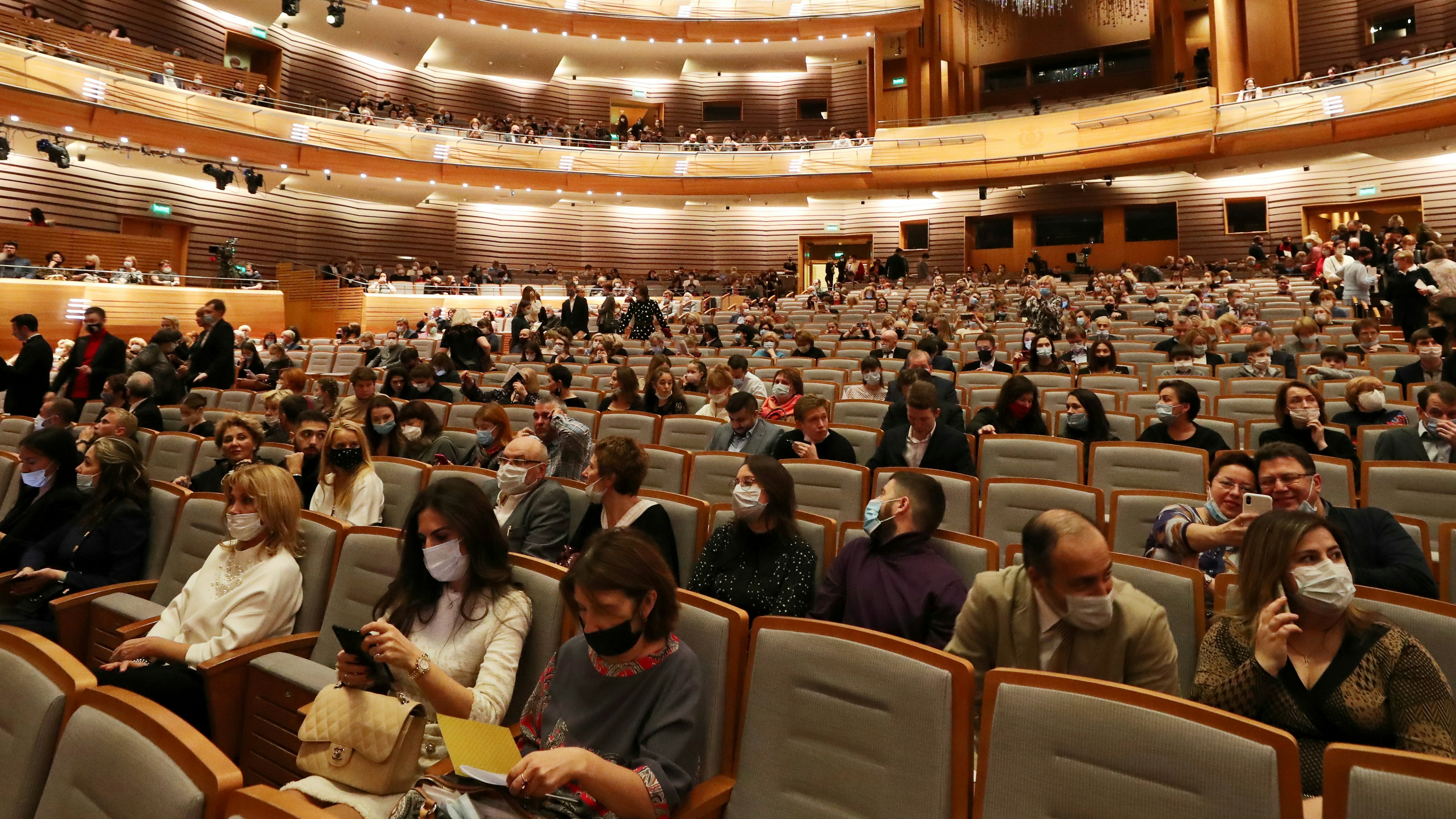 Auch mit Maske, sollte in Innenräumen der Abstand eingehalten werden.