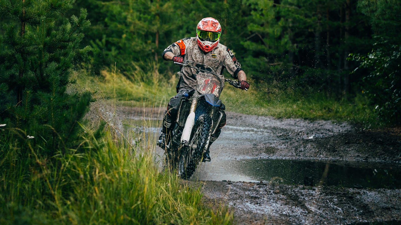 Der 14-Jährige war mit einem Enduro-Motorrad unterwegs.