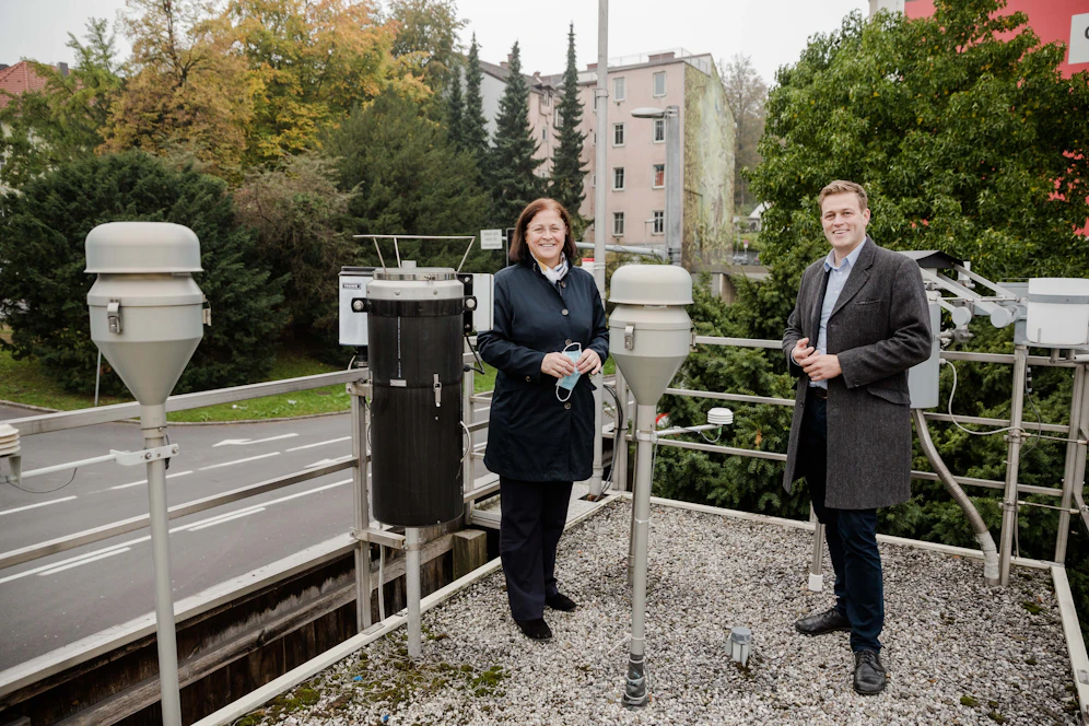 Klima-Landesrat Stefan Kaineder (re.) mit Regina Pürmayr, Klimaschutz-Expertin am Land OÖ, am Dach der Messstation Römerberg in Linz. 