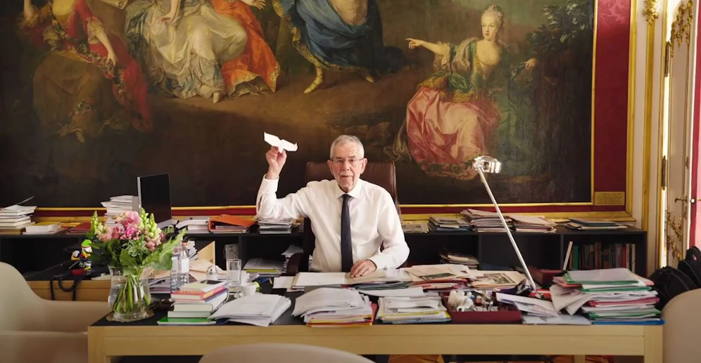 Van der Bellen wünschte den Schülern schöne Ferien – mit einem Papierflieger.