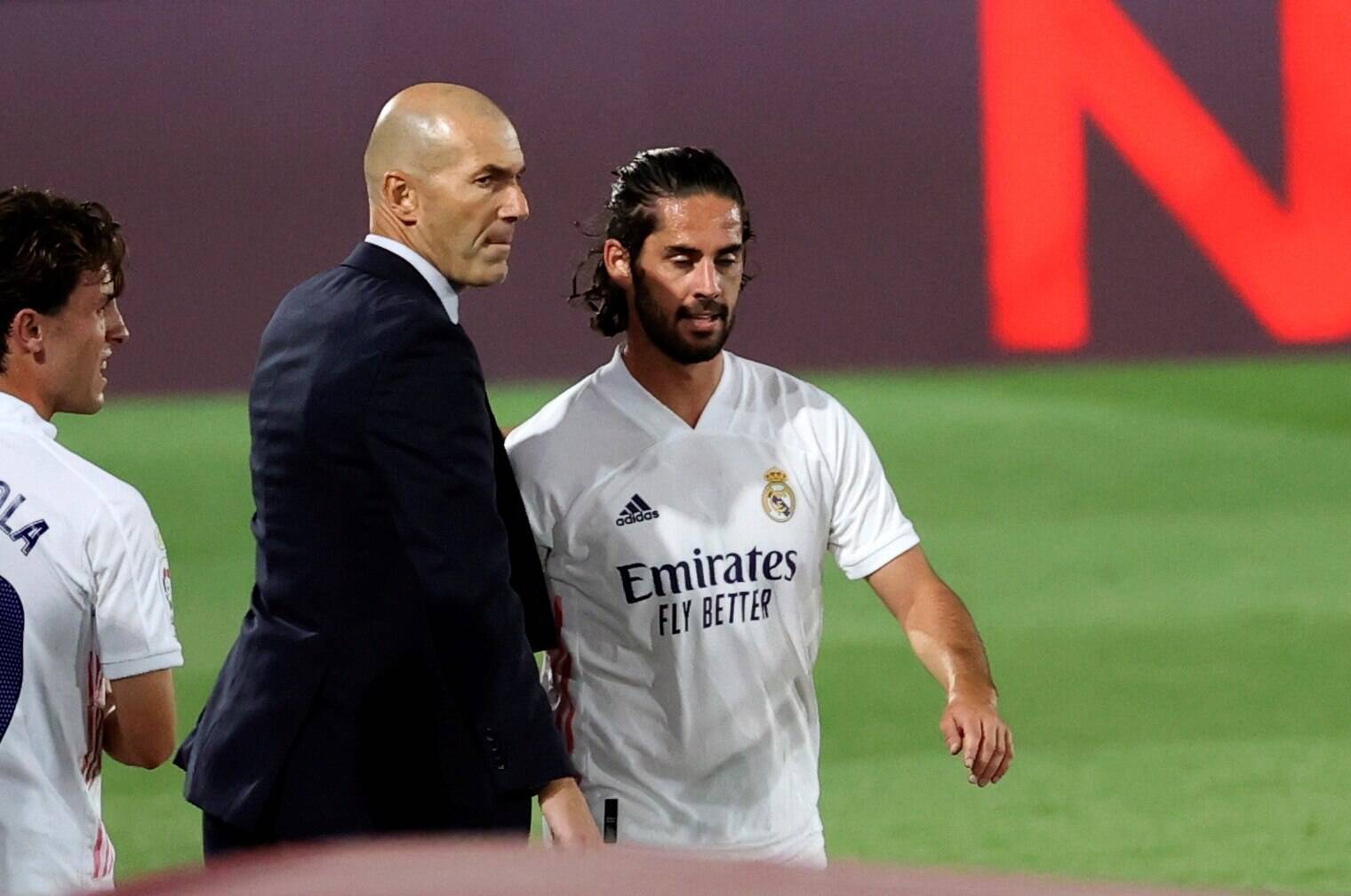 Zinedine Zidane (l.) ist mit Isco nicht immer zufrieden.
