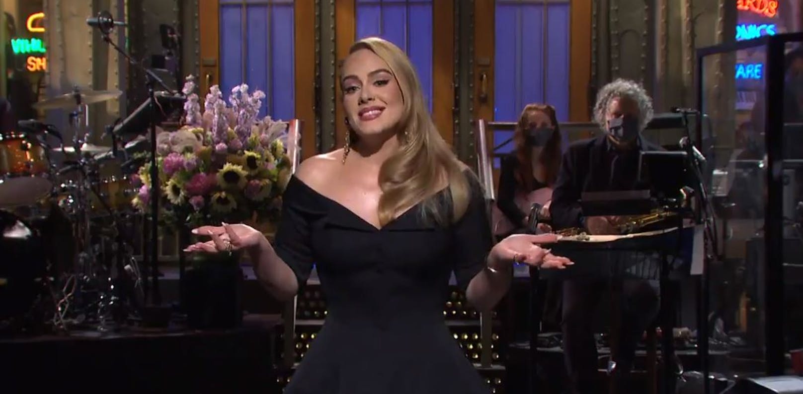 Sängerin <strong>Adele</strong> moderierte nicht nur eine "Saturday Night Live"-Ausgabe, sondern präsentierte dabei auch ihre neue Top-Figur.