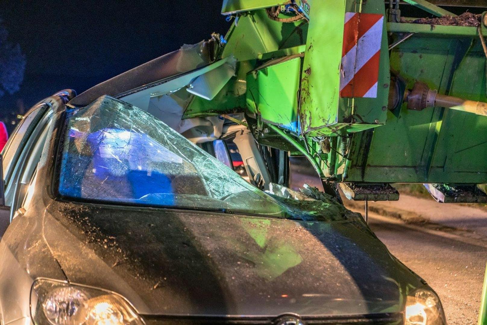 Bei einem Verkehrsunfall am Montagabend in Natschbach (Niederösterreich) ist ein Volkswagen von einem Mähdrescher regelrecht aufgespießt worden.
