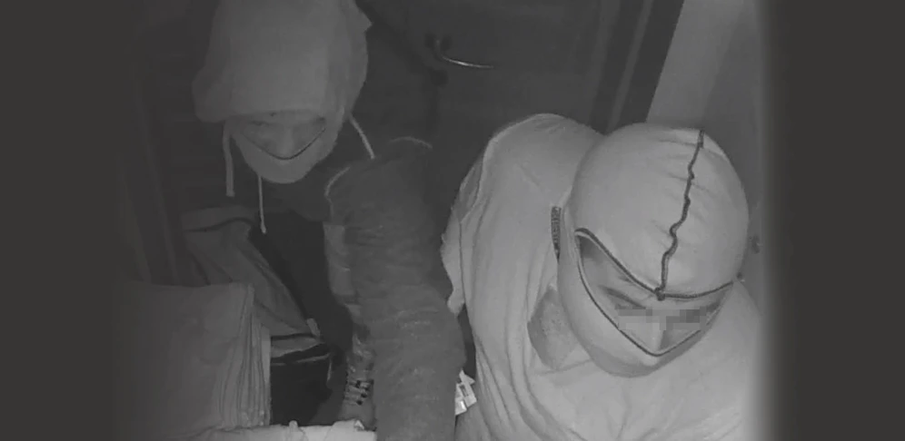 Die Polizei sucht nach diesen beiden Männern. Sie sollen mit einem Schlüssel in ein Cafe eingebrochen sein. 