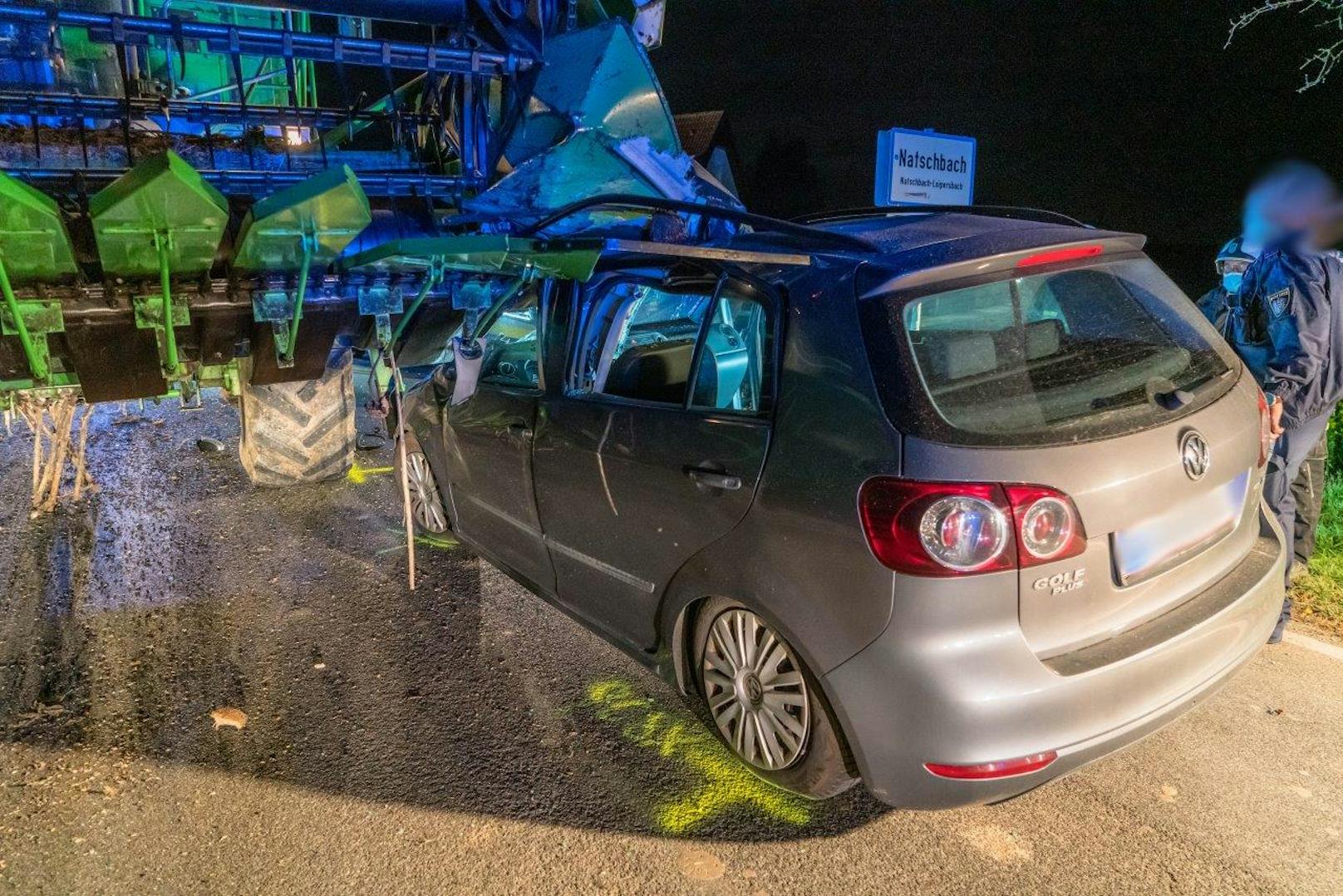 Bei einem Verkehrsunfall am Montagabend in Natschbach (Niederösterreich) ist ein Volkswagen von einem Mähdrescher regelrecht aufgespießt worden.