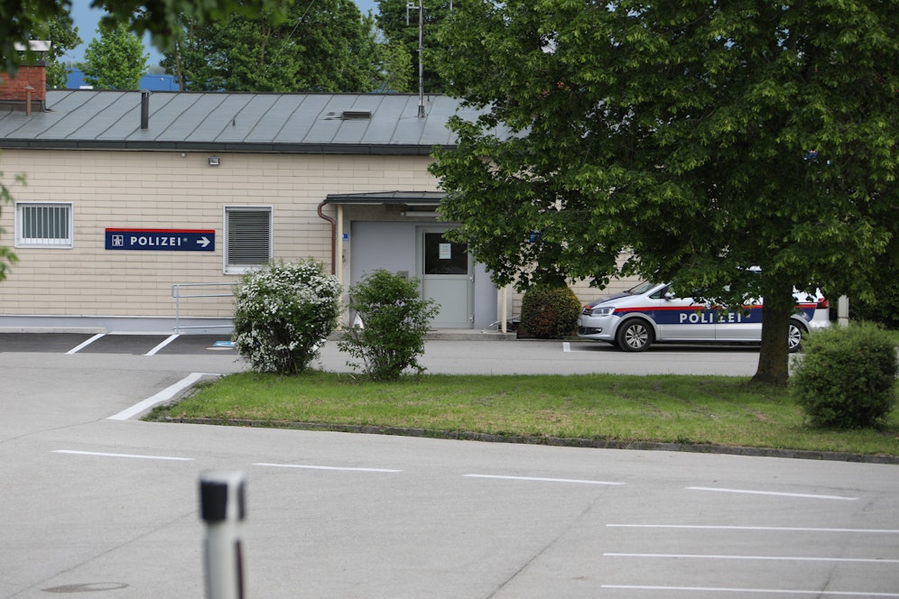 Der betrunkene E-Bike-Fahrer steuerte direkt auf die Autobahnpolizei in Haid zu.