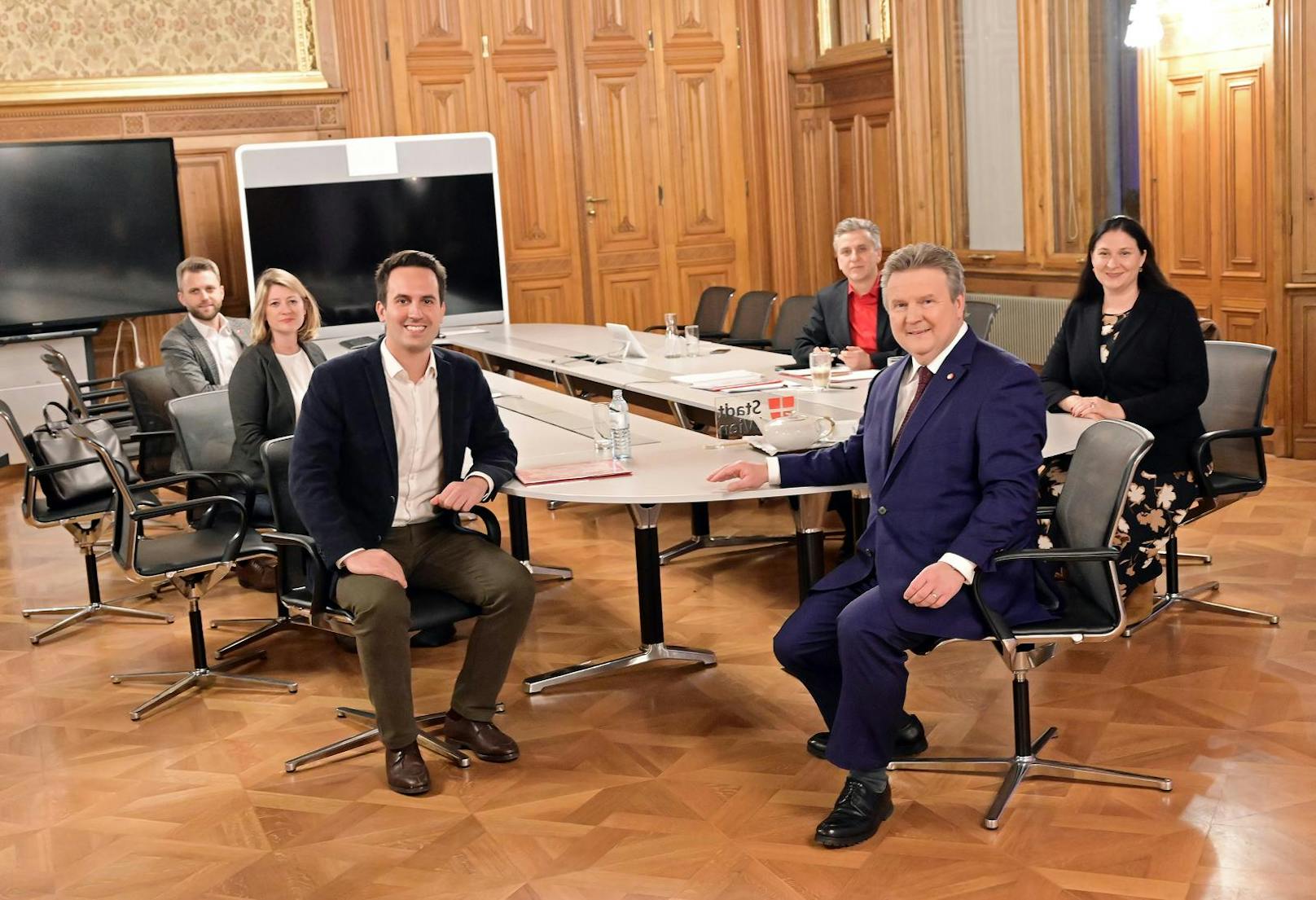Trotz des Terroranschlags in der Wiener City führen Neos Wien-Chef Christoph Wiederkehr (vorne links) und Bürgermeister Michael Ludwig.(SPÖ, vorne rechts) ihre Koalitionsverhandlungen fort.