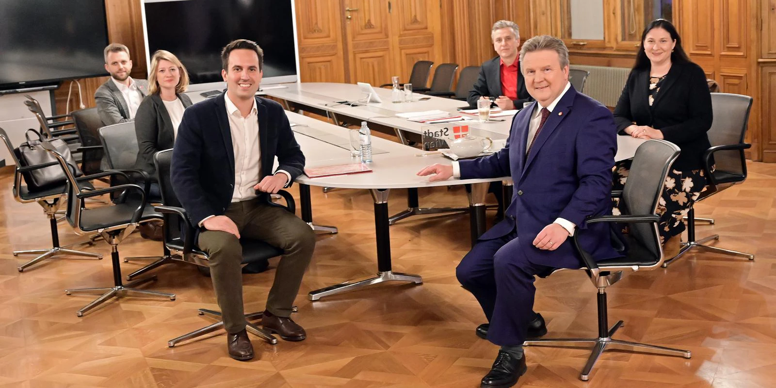 Neos um Christoph Wiederkehr (links) verhandeln mit SPÖ-Delegation von Bürgermeister Ludwig.