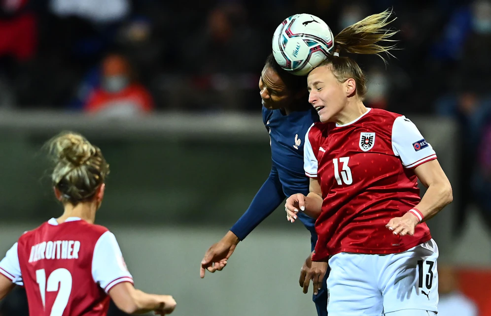 ÖFB-Verteidigerin Virginia Kirchberger und Frankreich-Star Wendie Renard.