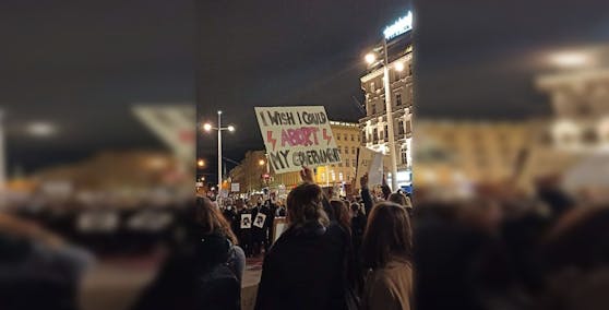 In Wien solidarisierten sich Hunderte Menschen mit den Frauen in Polen.