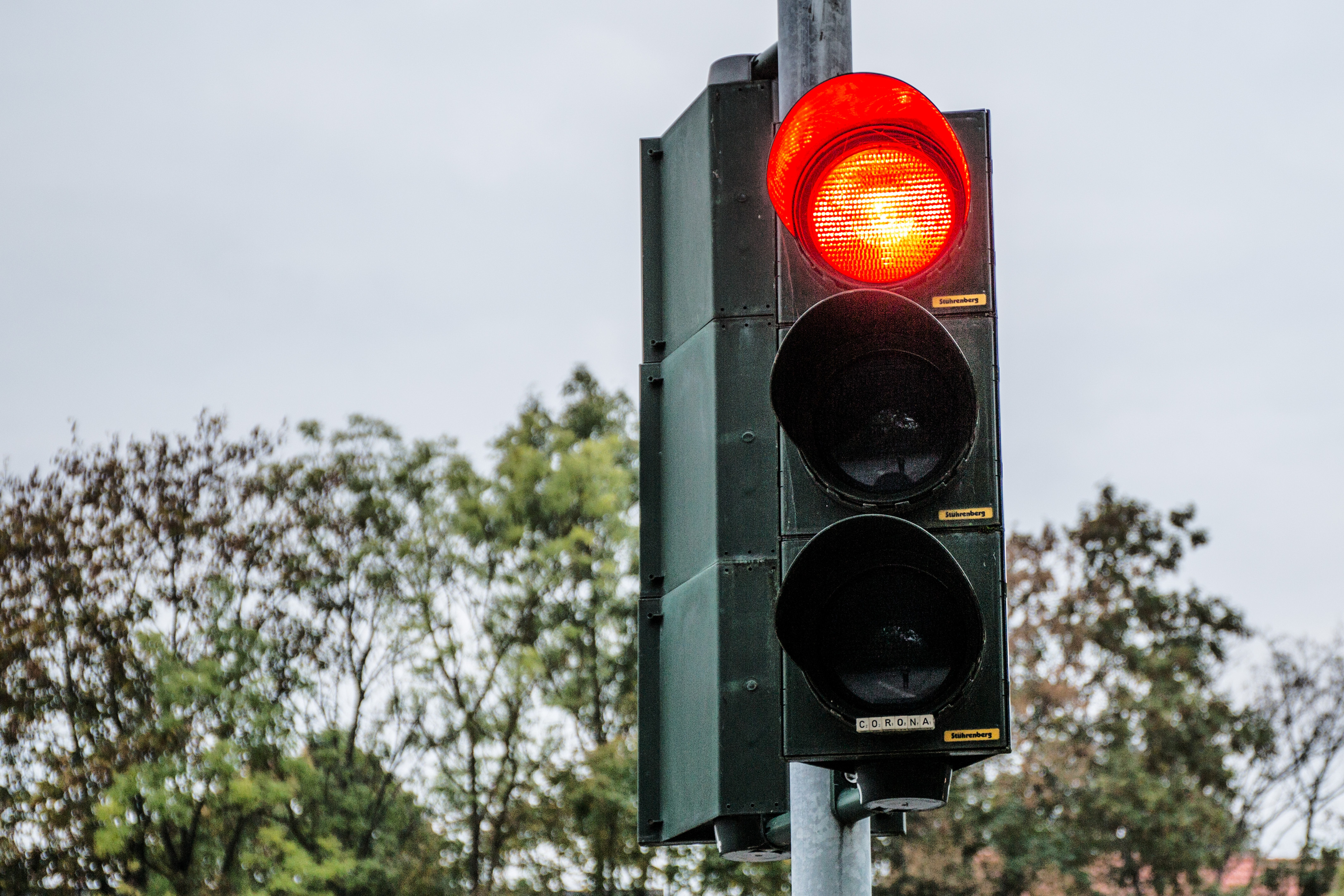 Eine rote Ampel. Symbolbild