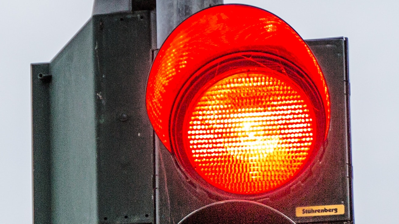 Eine rote Ampel. Symbolbild