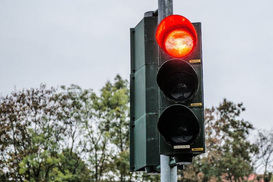 Eine rote Ampel. Symbolbild