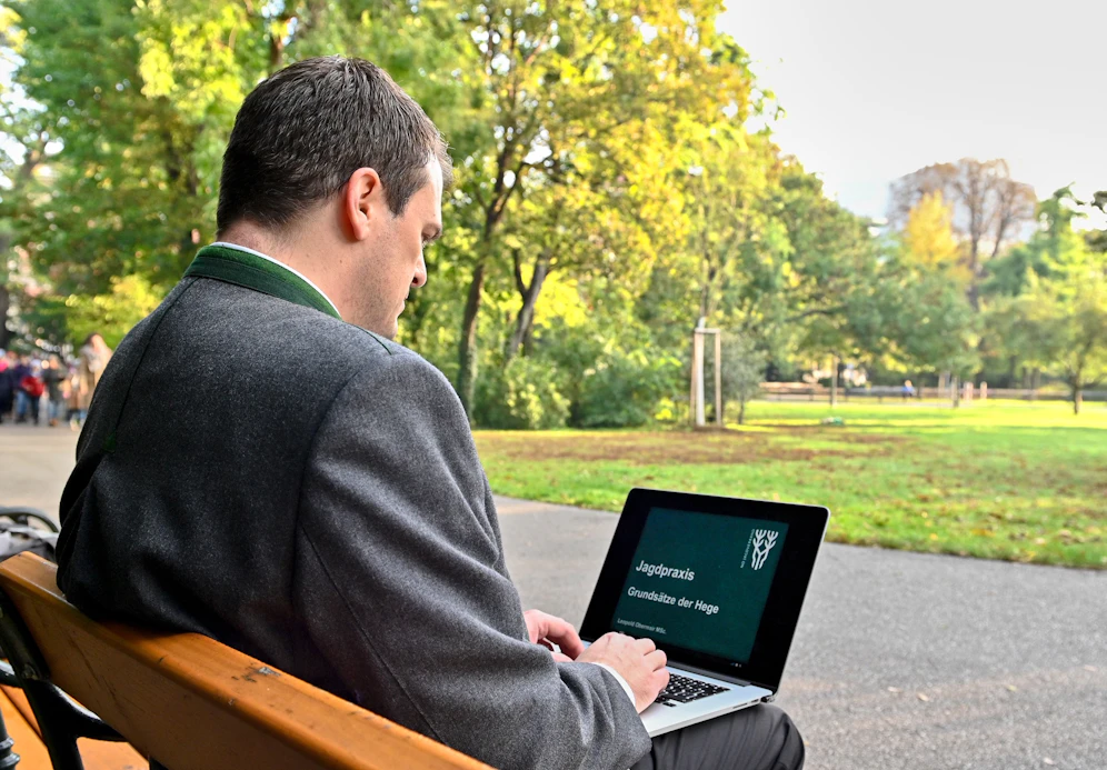Ein Jäger mit seinem Laptop