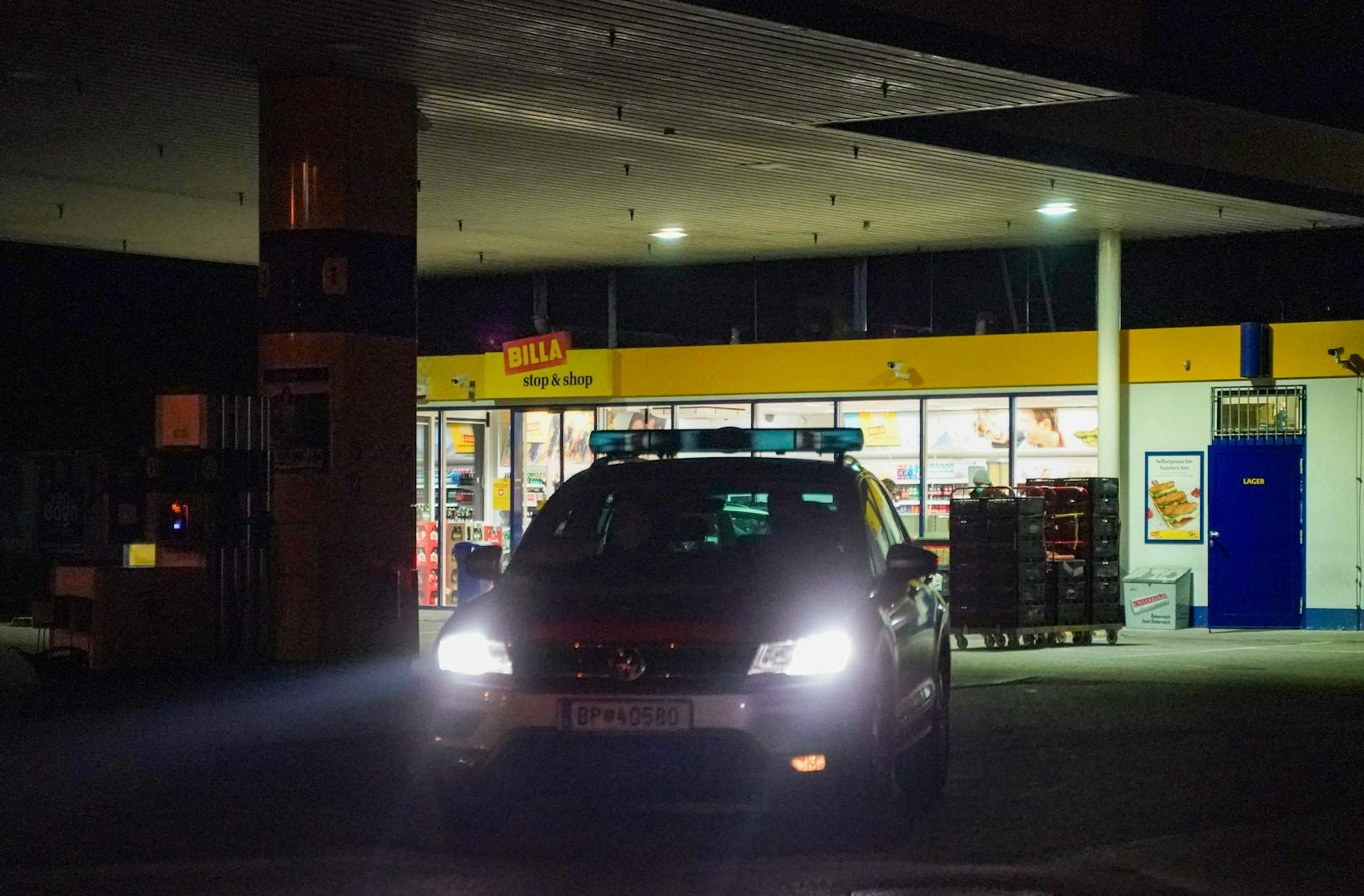 Ein unbekannter Täter hat eine JET-Tankstelle in Braunau überfallen.
