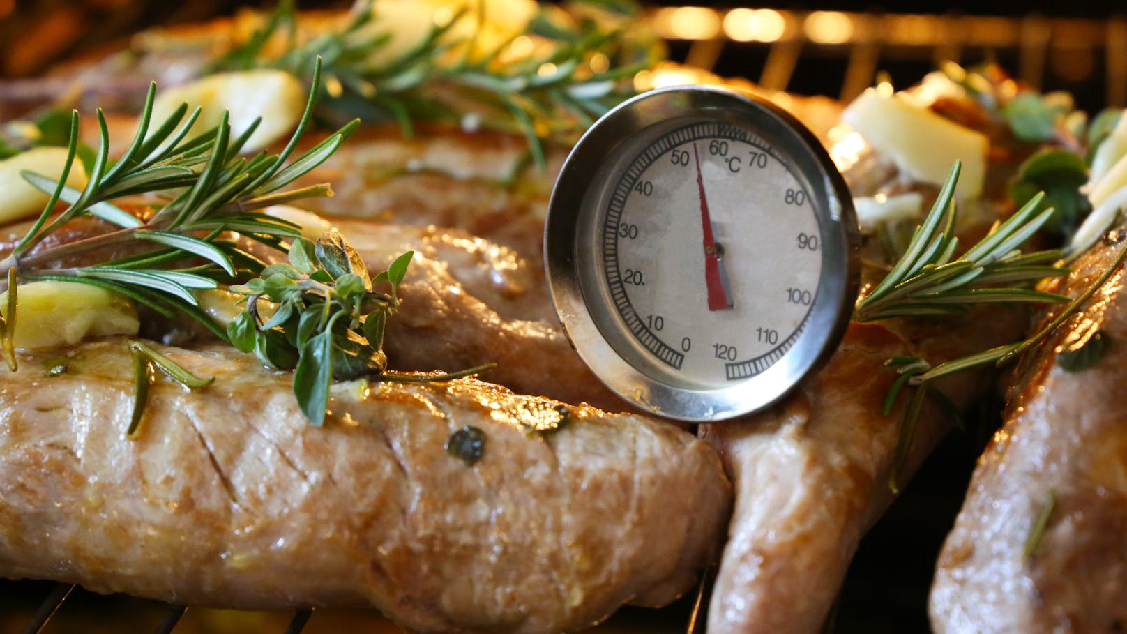 Für Fleisch empfiehlt sich ein spezielles Thermometer, um mindestens eine Temperatur von 75 Grad sicherzustellen.