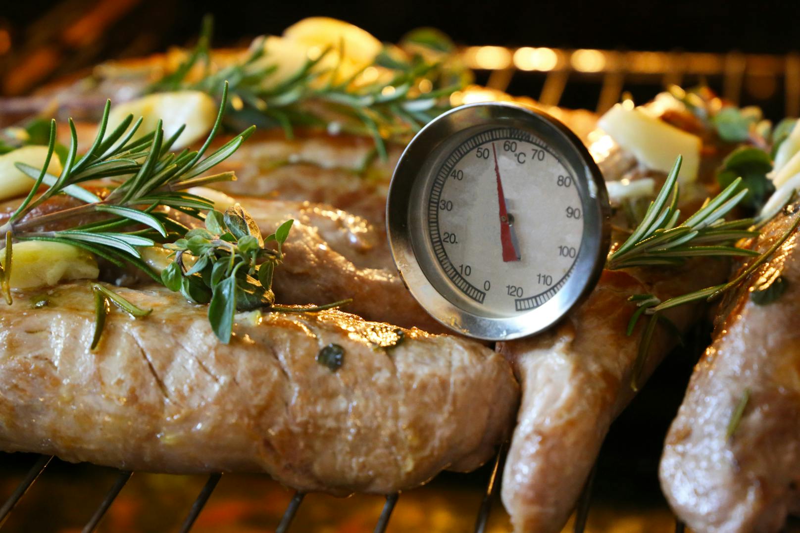 Für Fleisch empfiehlt sich ein spezielles Thermometer, um mindestens eine Temperatur von 75 Grad sicherzustellen.