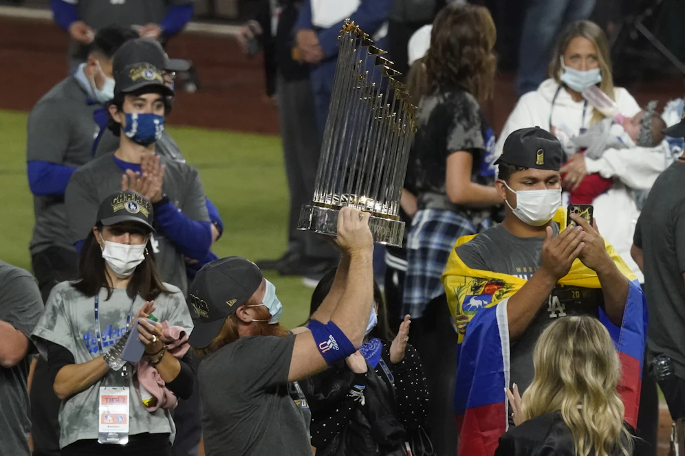 Justin Turner stemmt den Pokal in die Luft.