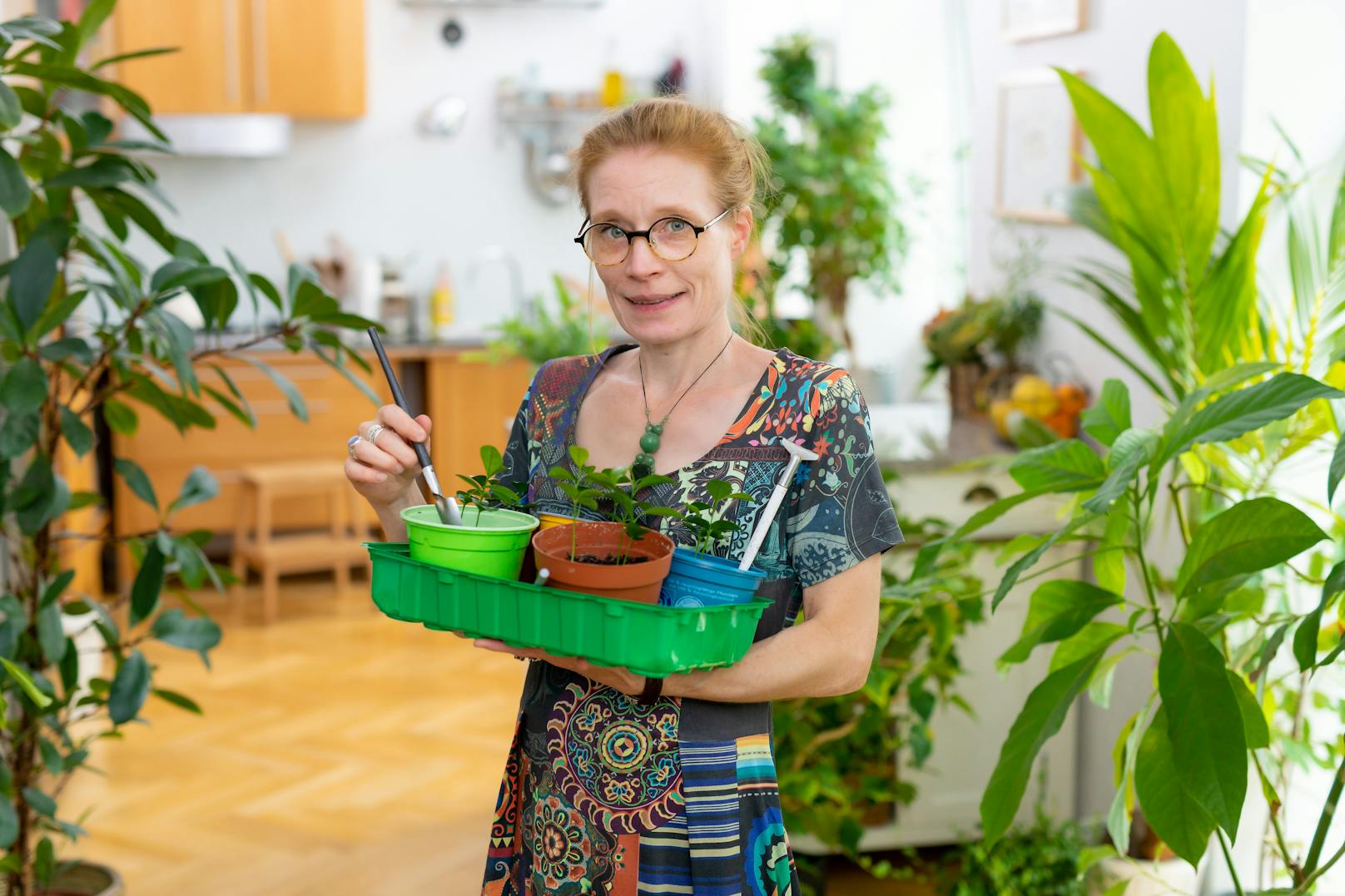 Katy Schmidt bekam beim &nbsp;Fotowettbewerb der Stadt Wien 'Blühendes Zuhause' die blumige Auszeichnung in der neuen Kategorie "Indoor-Garten" für ihren Indoor-Dschungel in ihrer Wohnung in der Leopoldstadt.
