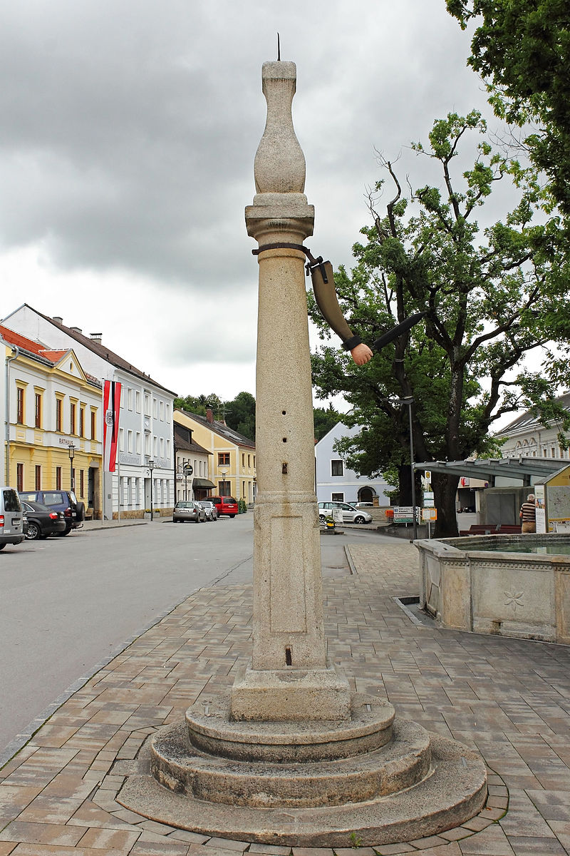 Der Hauptplatz und links das Rathaus in Groß Gerungs.