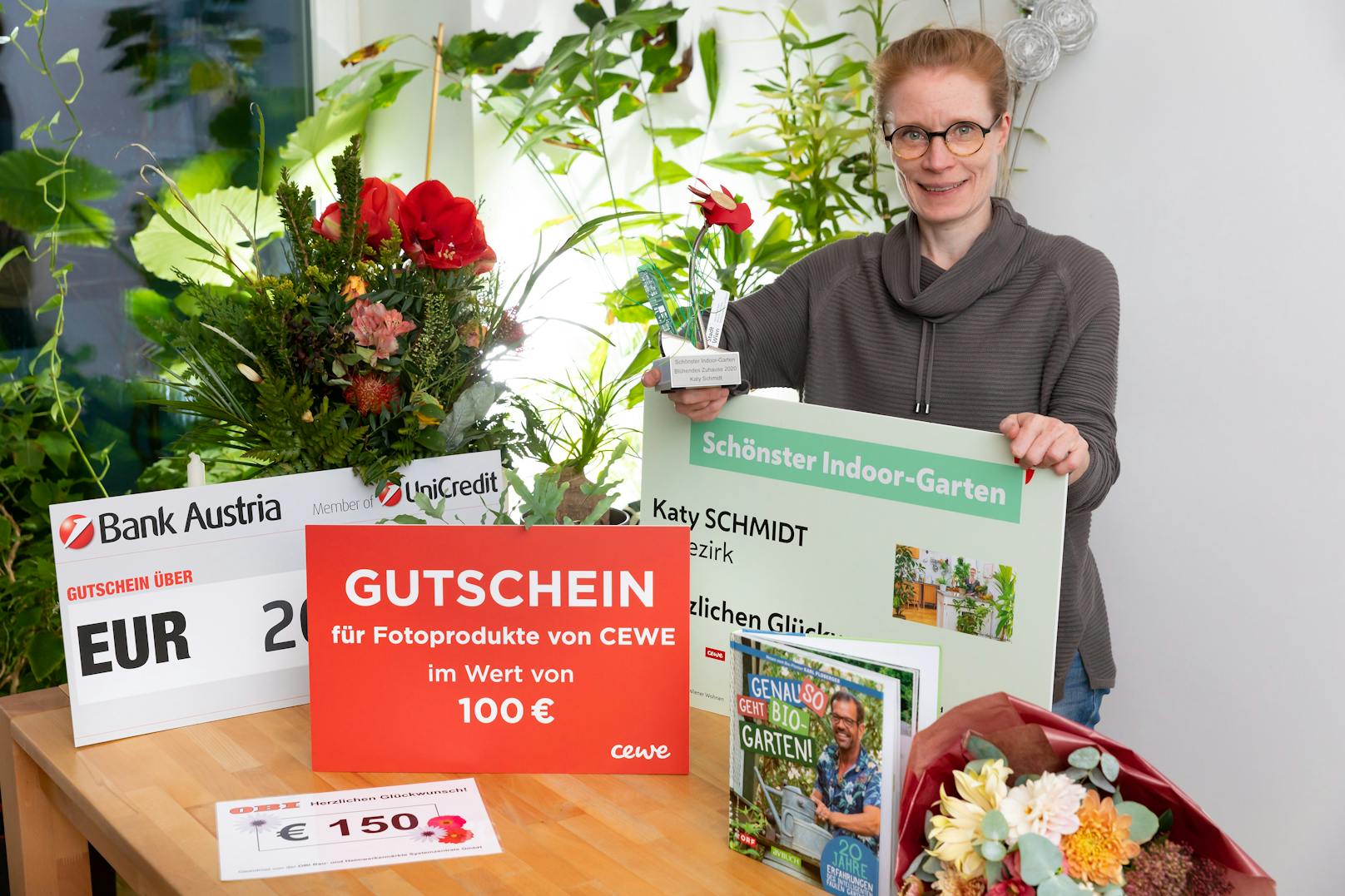 Katy Schmidt bekam beim &nbsp;Fotowettbewerb der Stadt Wien 'Blühendes Zuhause' die blumige Auszeichnung in der neuen Kategorie "Indoor-Garten" für ihren Indoor-Dschungel in ihrer Wohnung in der Leopoldstadt.
