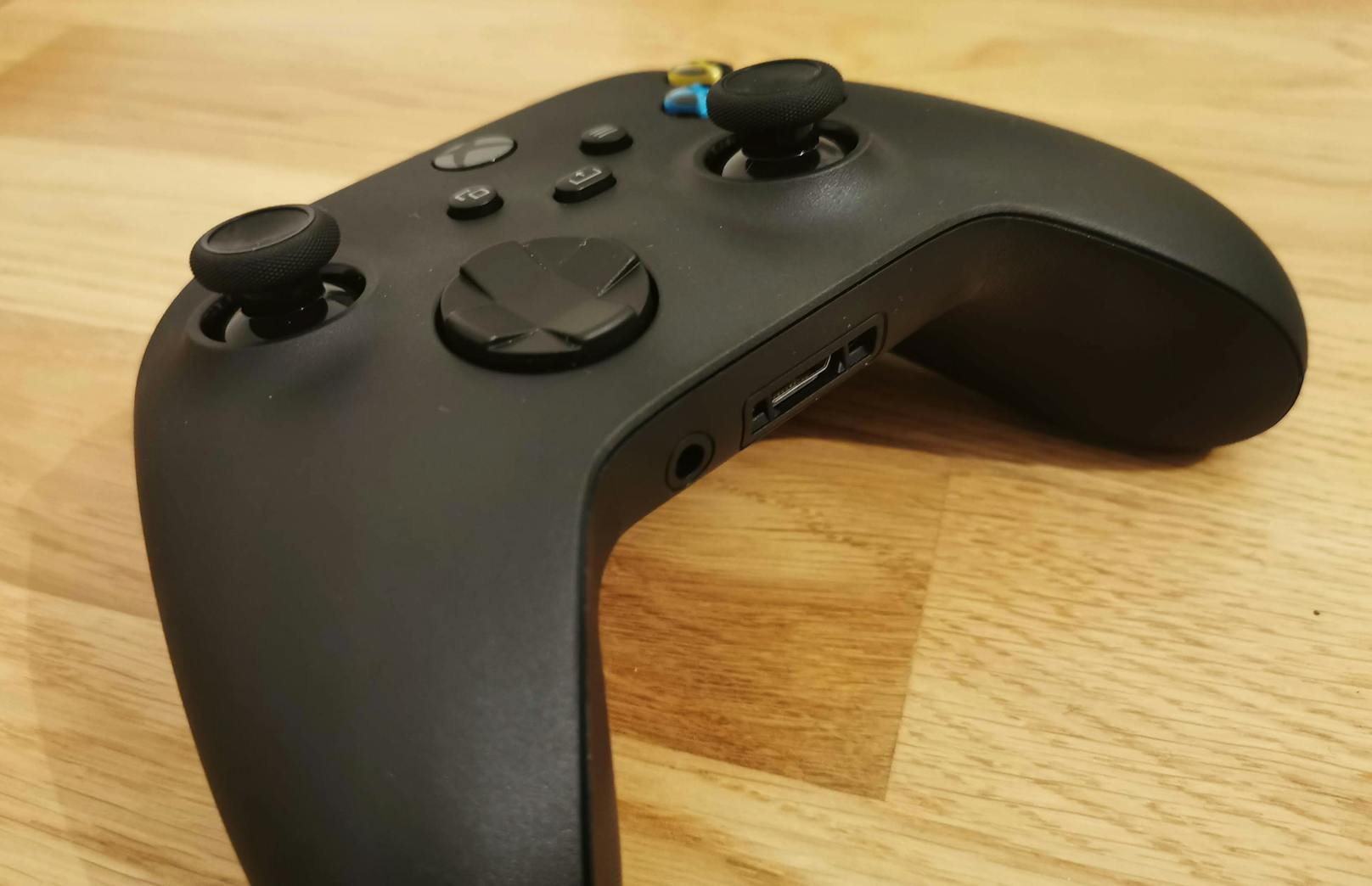 Beim Controller lautet die Devise "Evolution statt Revolution". Der Formfaktor des letzten Xbox-One-Controllers wurde beibehalten, der Neue ist lediglich um einen Hauch kleiner.