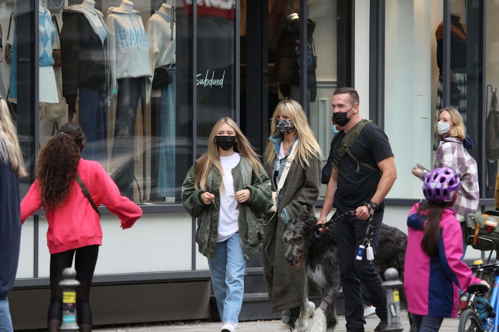 Hier trägt Leni noch Maske.