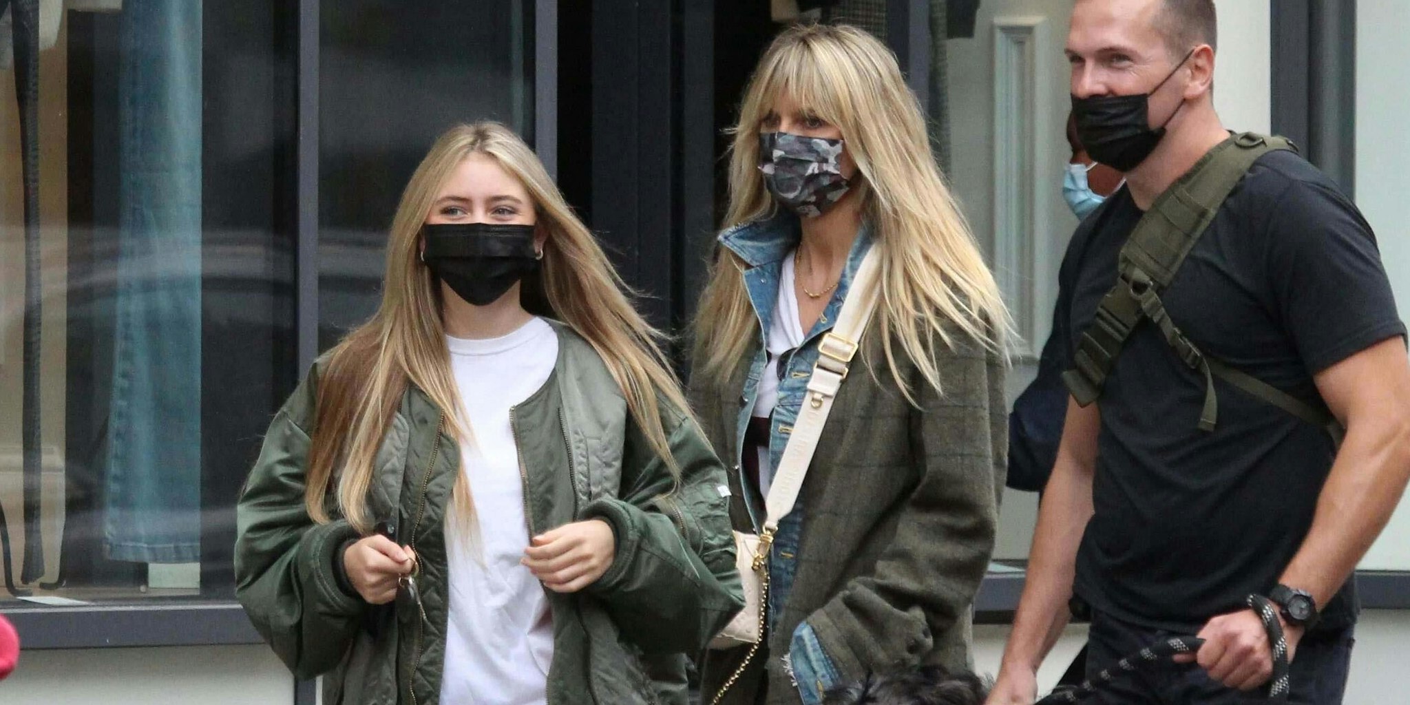 Immer an ihrer Seite: Töchterchen Leni.