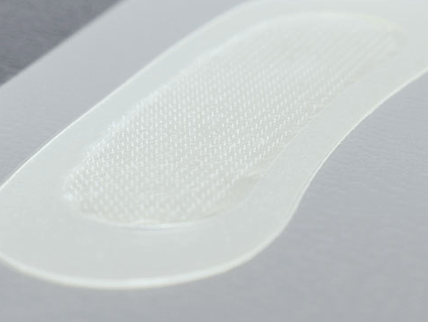 Die Pflaster werden über Nacht getragen. Die kleinen Nadeln lösen sich in der Haut auf.