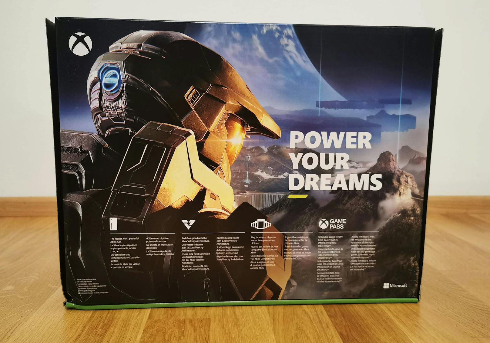 Auf der Rückseite ist "Halo Infinite" abgebildet. Das Game erscheint aber – anders als geplant – aber nicht zum Start der Konsole, sondern 2021.