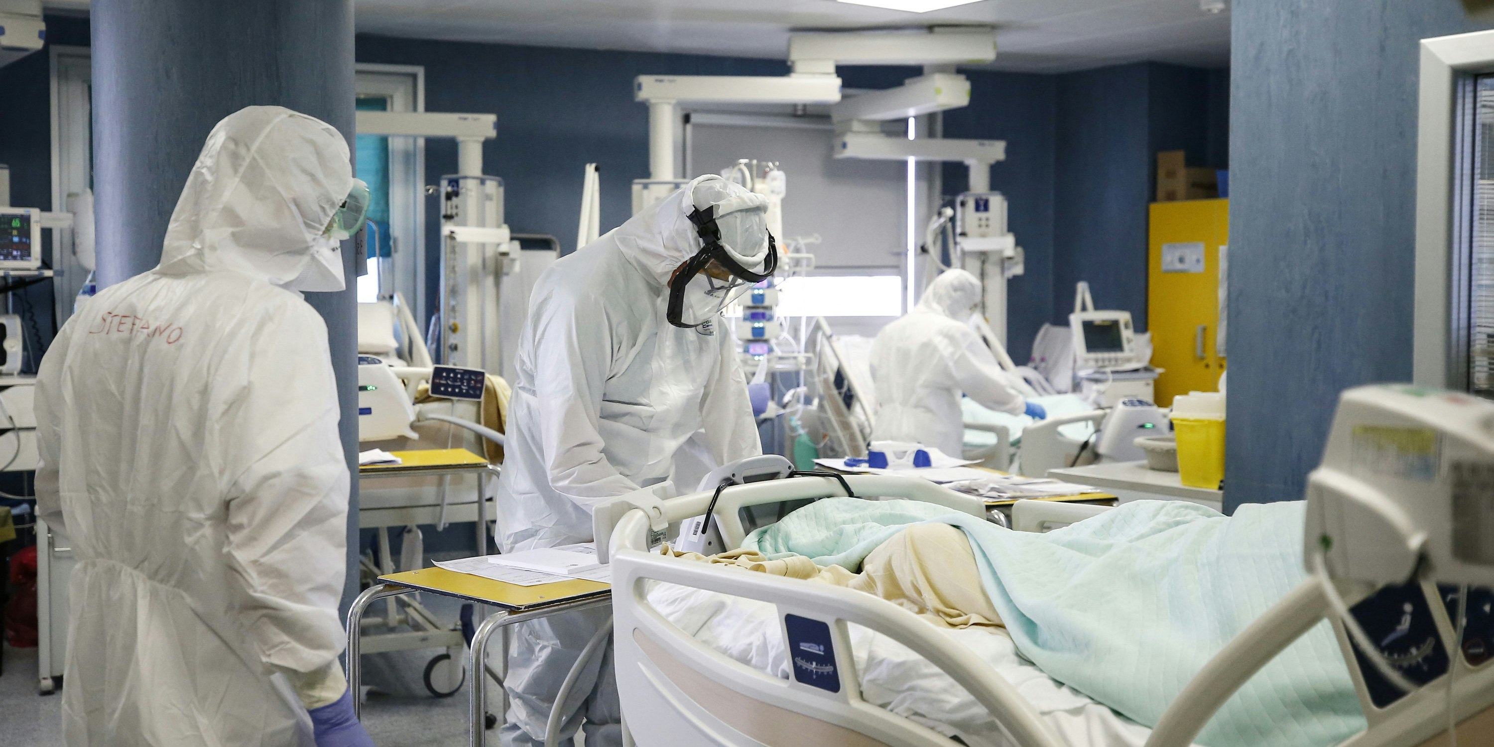 Ein Corona-Patient wird behandelt.