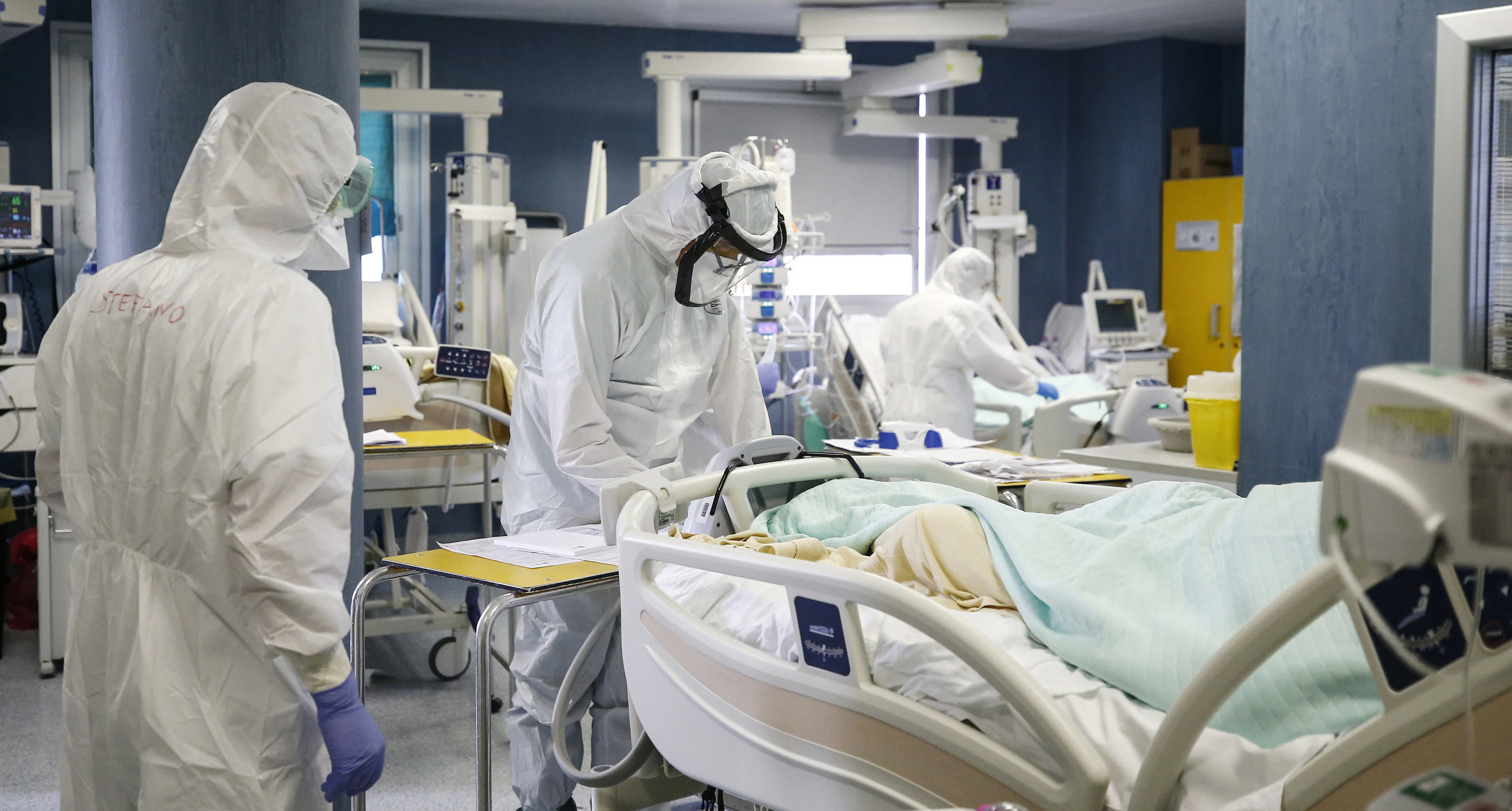 Ein Corona-Patient wird behandelt.