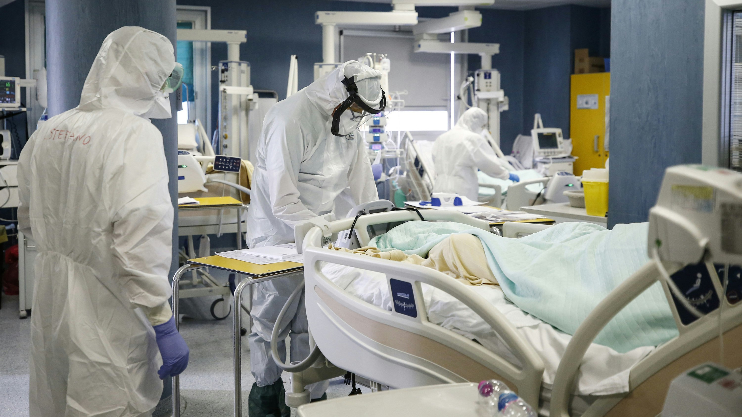 Ein Corona-Patient wird behandelt.