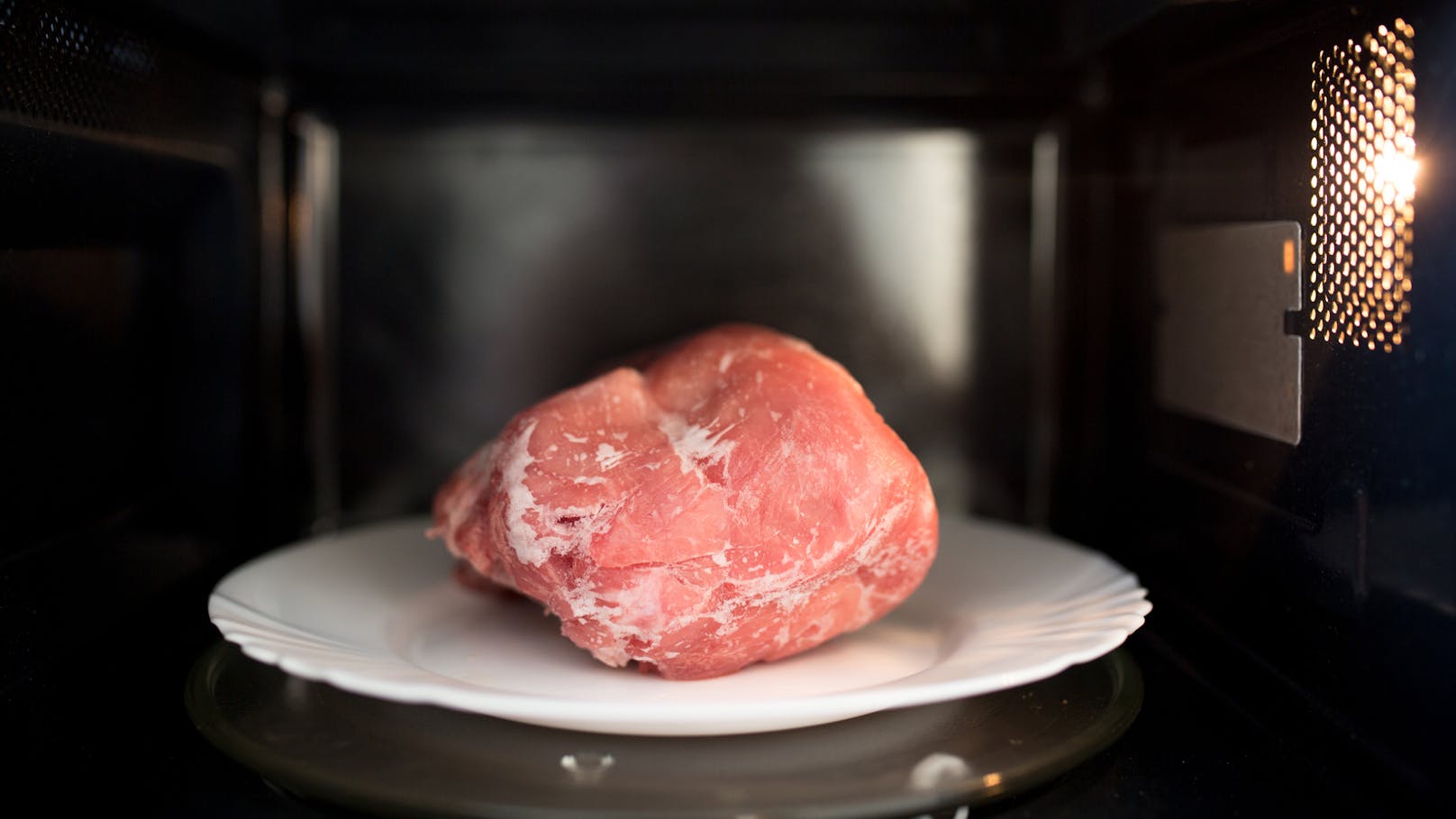 Säfte aus rohem Fleisch enthalten häufig schädliche Bakterien und sollten umgehend aus der Mikrowelle entfernt werden. Nur so verhindert man eine Kontamination mit anderen Lebensmitteln.