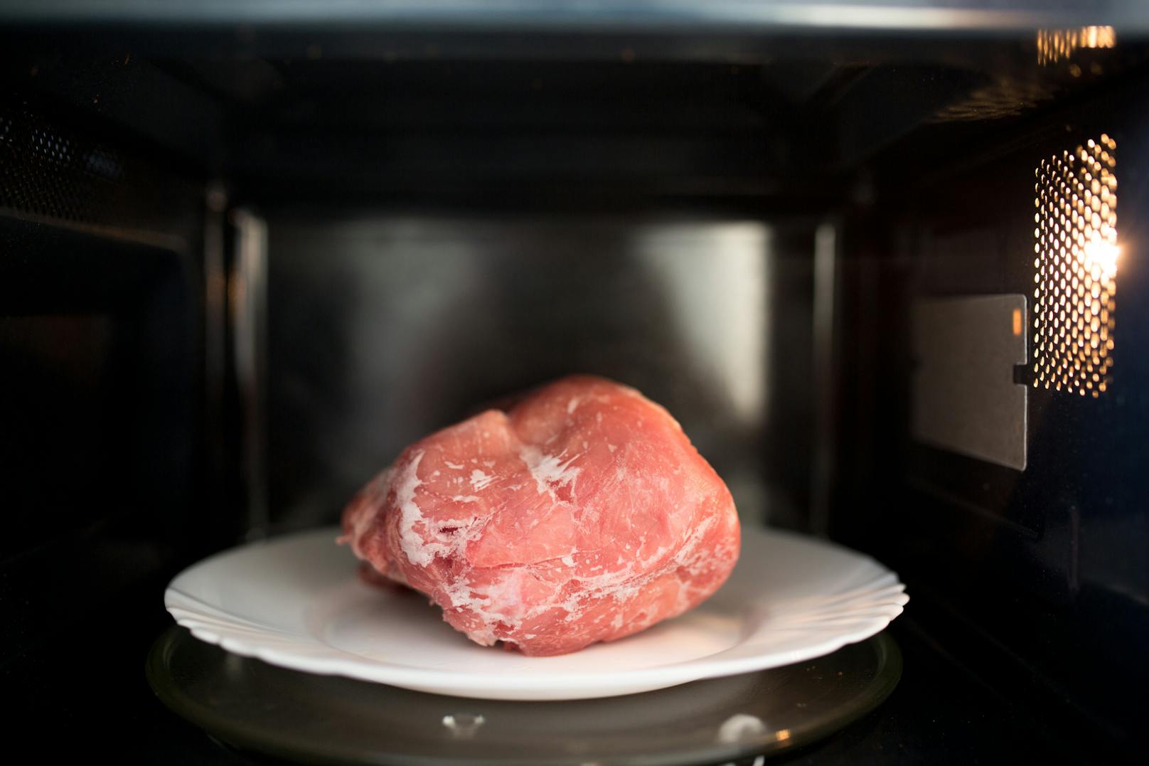 Säfte aus rohem Fleisch enthalten häufig schädliche Bakterien und sollten umgehend aus der Mikrowelle entfernt werden. Nur so verhindert man eine Kontamination mit anderen Lebensmitteln.
