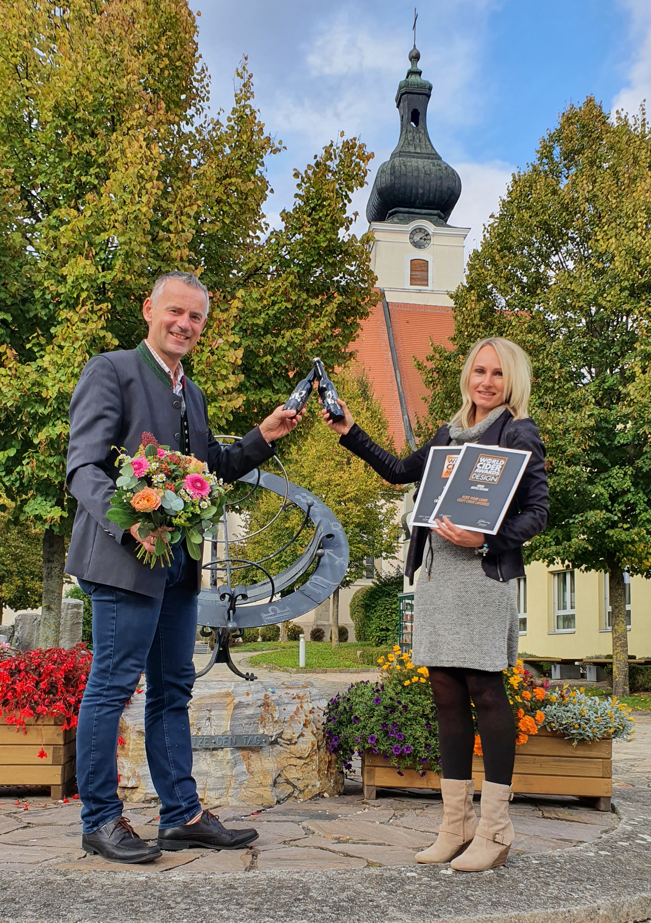 Manks Bürgermeister Martin Leonhardsberger gratuliert Diana Umgeher zu ihrem Erfolg.