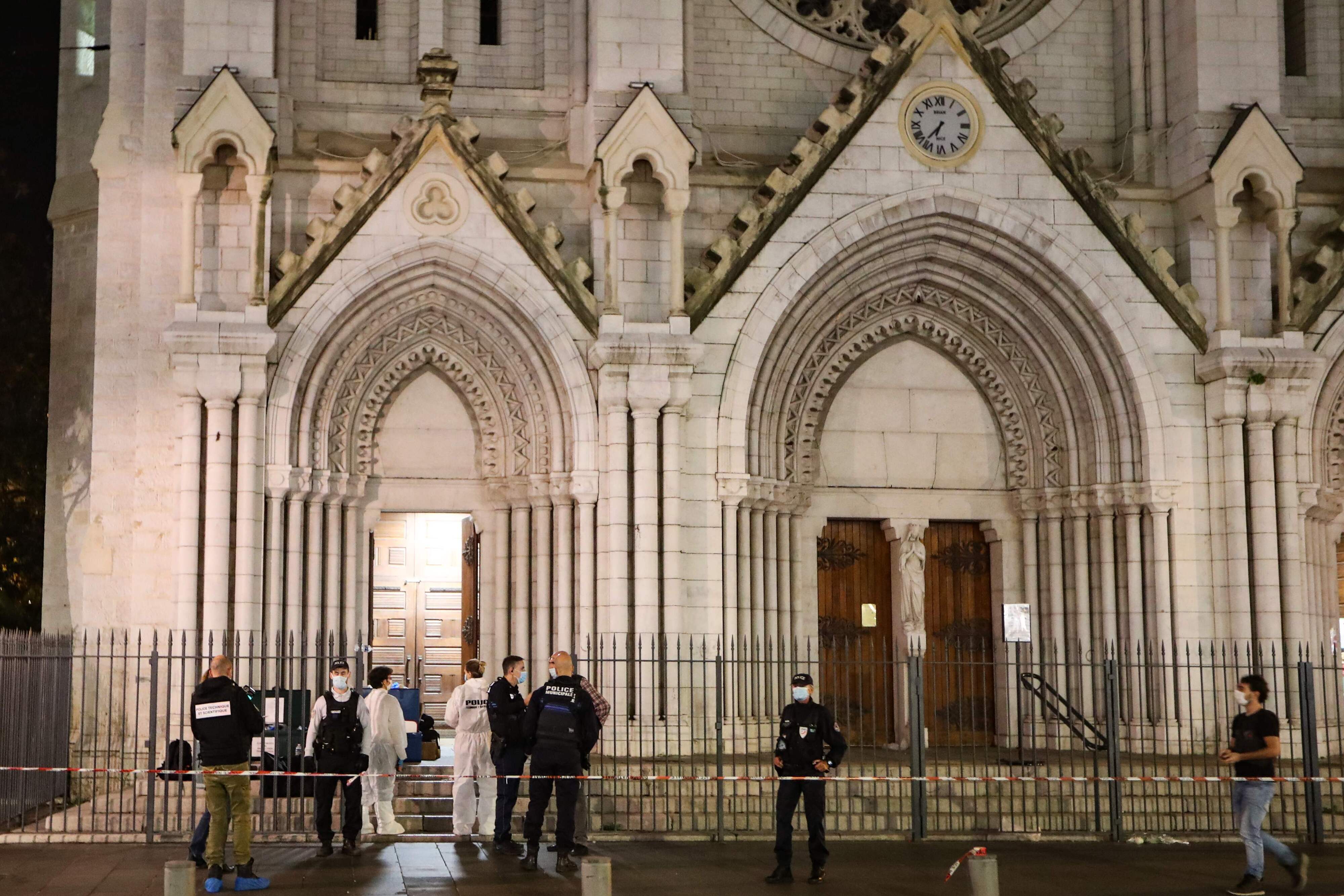 Polizei vor der Basilika Notre-Dame