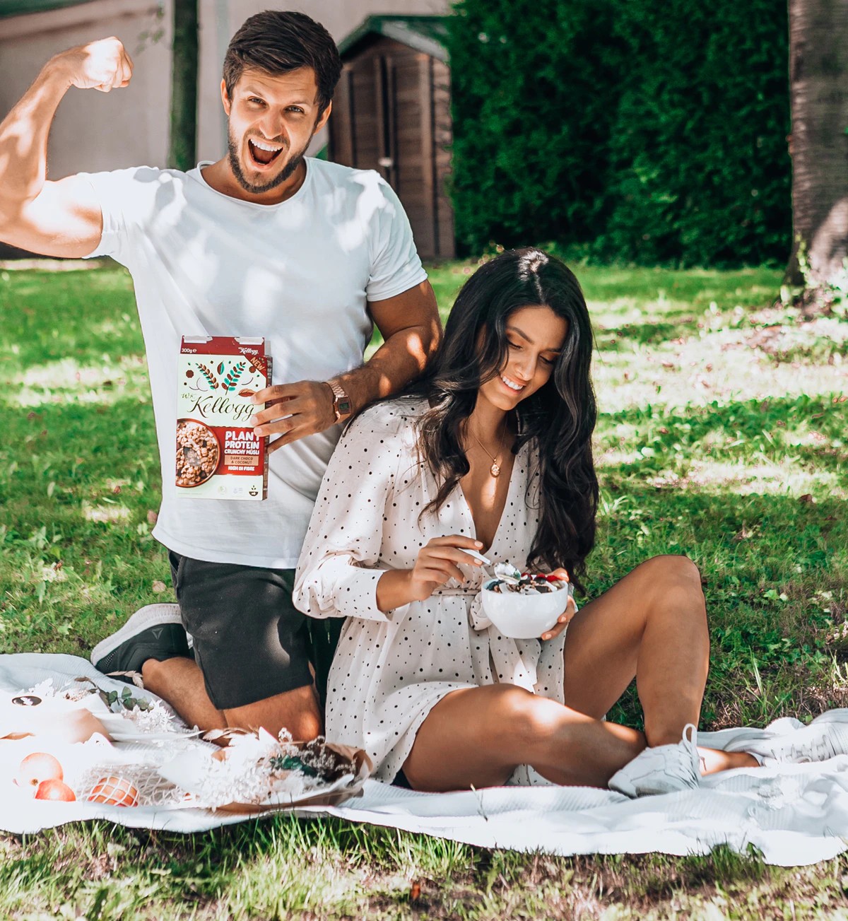 Die Social-Media-Stars Philipp Lipiarski und Zoé Karapetyan machen es vor und genießen das neue W.K. Kellogg Plant Protein Crunchy Müsli.
