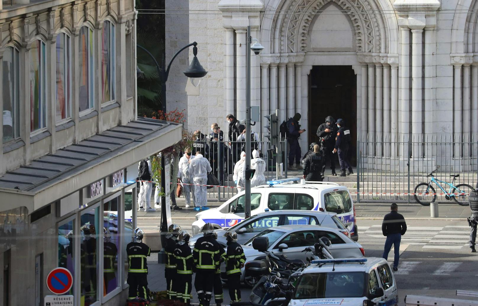 Terrorist köpft Frau in Kirche in Nizza
