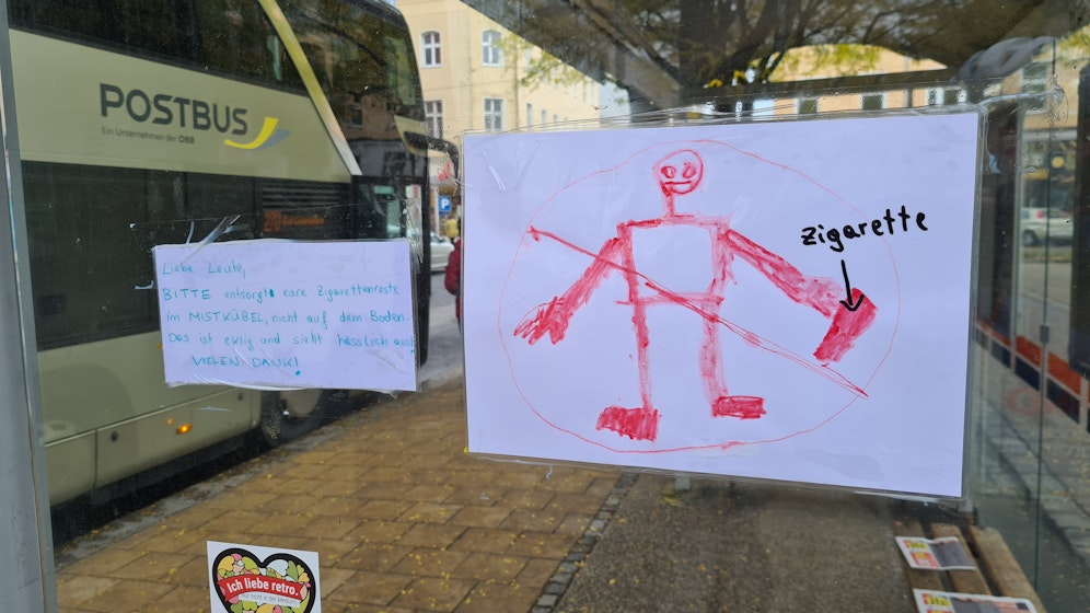 Mit diesen Zetteln bzw. Plakaten macht ein junger Umwelt-Aktivist die Raucher darauf aufmerksam, ihre Tschick richtig zu entsorgen.