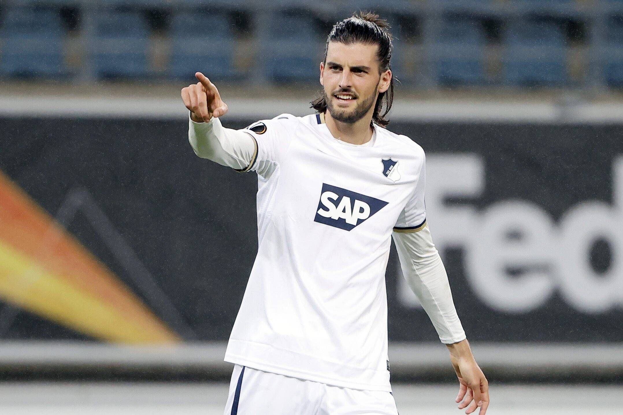 Florian Grillitsch bejubelt seinen Treffer. 