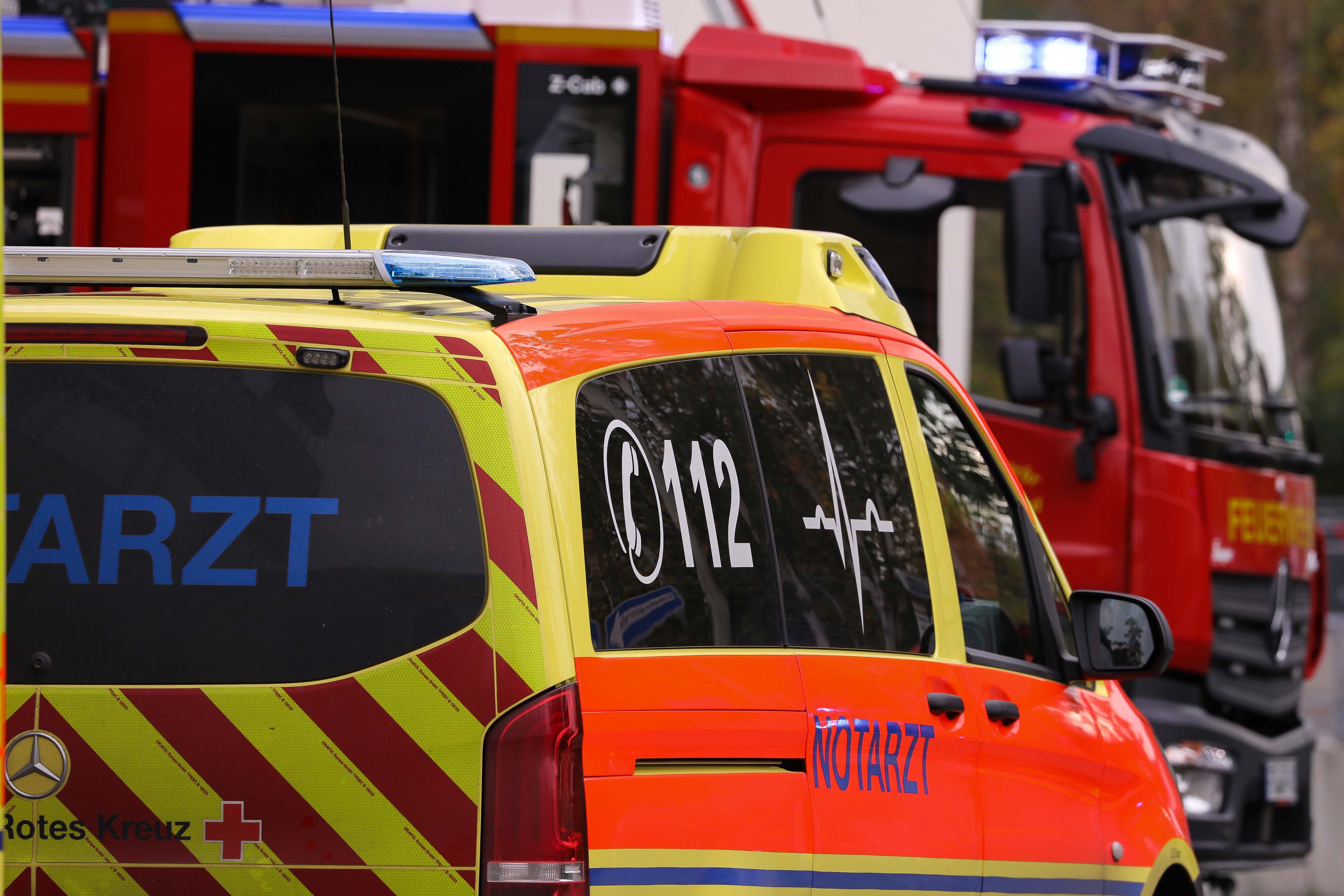 Ein Notarzt und Feuerwehrwagen in Deutschland. Symbolbild