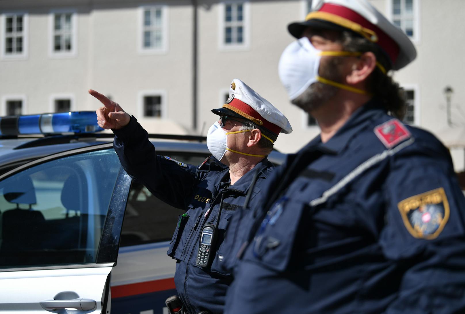 Polizisten mit Mund- und Nasenschutz auf Streife in der Salzburger Innenstadt