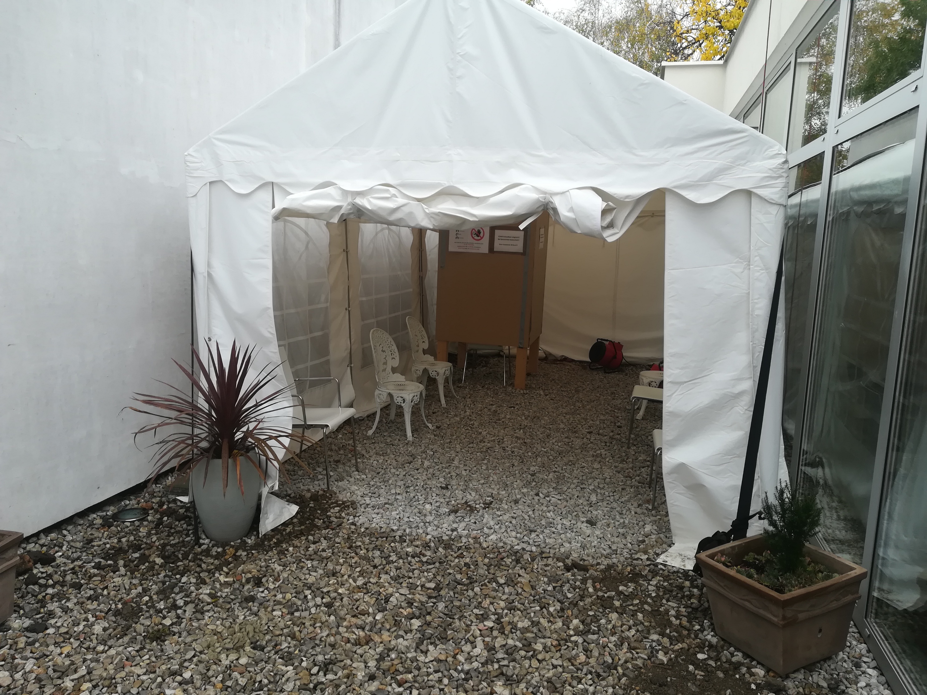 Kein Bier, dafür einen Schnelltest gibt es in diesem Zelt in Pottendorf.