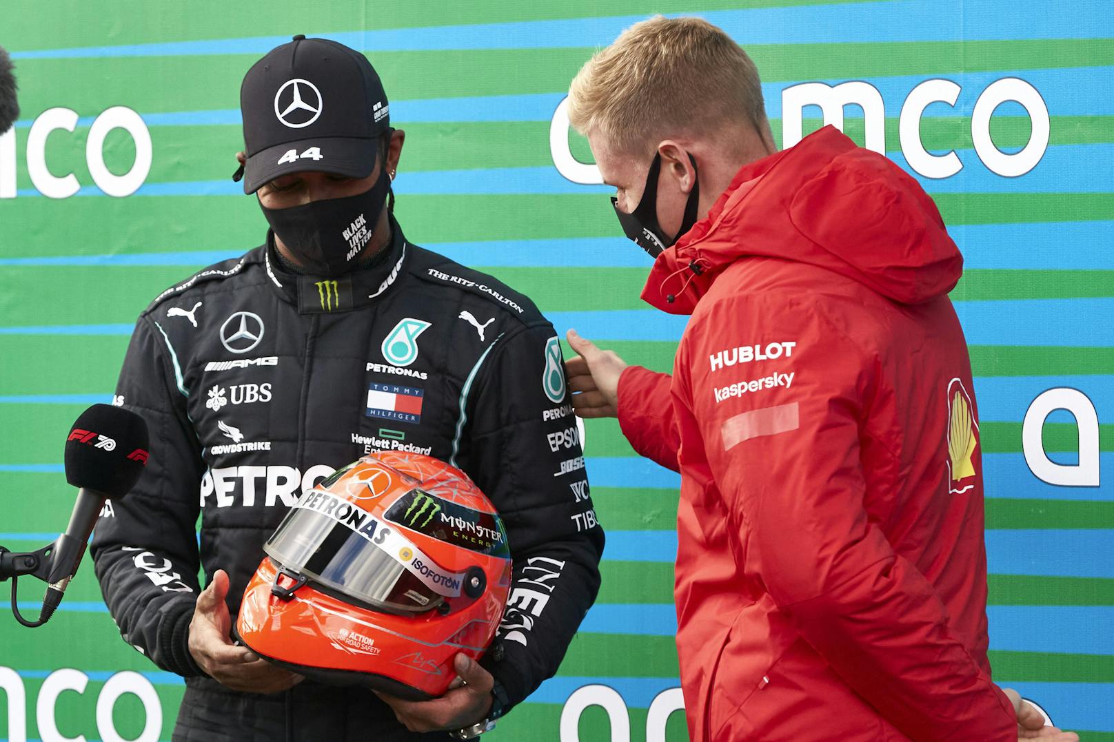Zwei Wochen später war es dann aber so weit: Hamilton gewann am Nürburgring sein 91. Rennen und knackte den Schumacher-Rekord. Von "Schumi Jr." gab es als Anerkennung einen Helm der deutschen PS-Legende.