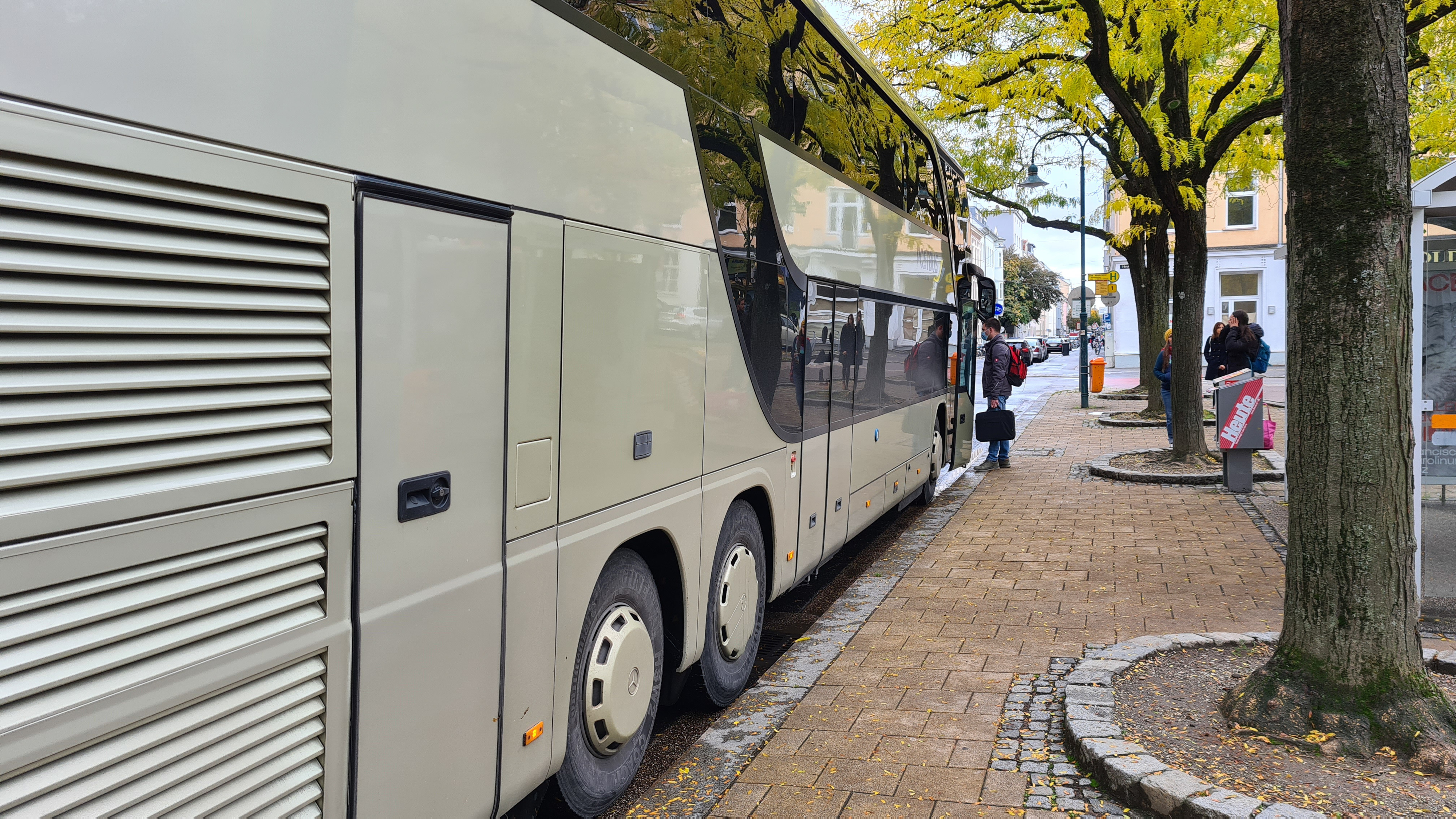 Nur wenige Schritte entfernt ist an der Haltestelle bereits der nächste Mistkübel (hier in orange).