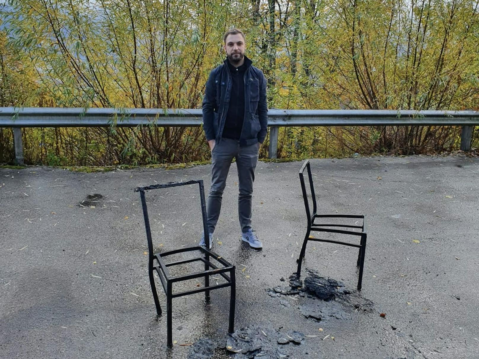 Mario Weber, Pächter des Gmundnerberghauses, vor den verbrannten Sesseln.