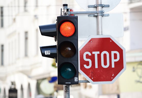 Nicht nur diese Verkehrsampel leuchtet rot.