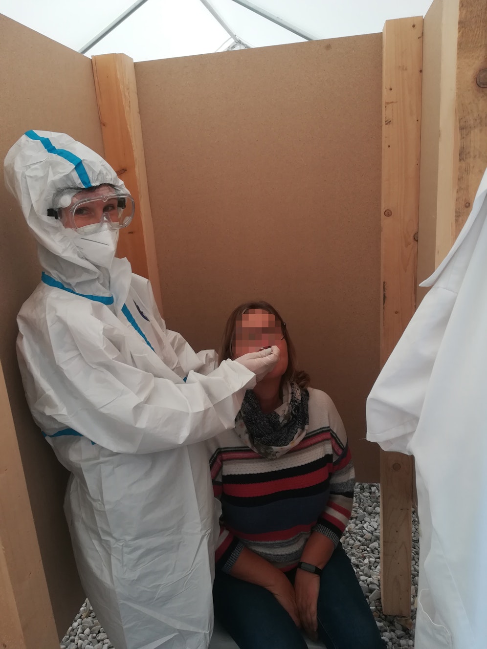 Bleibt trotz Corona freundlich und ruhig: Ursula Leitner in ihrem Testzelt.