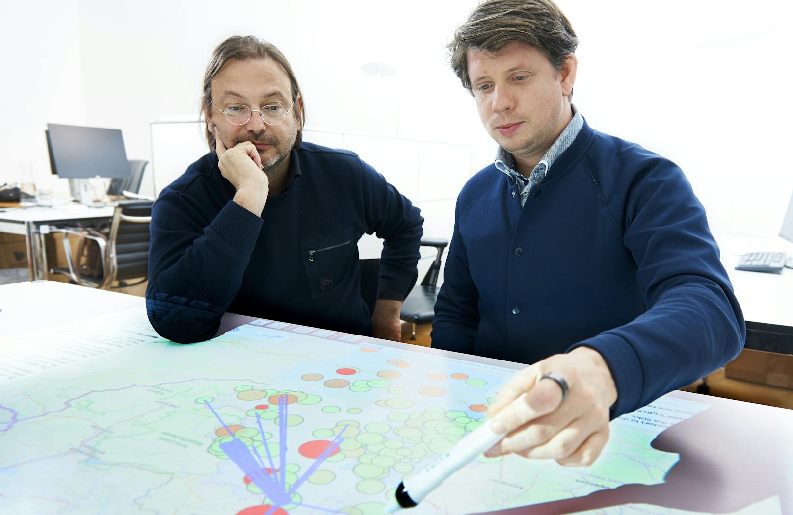 Stefan Thurner (li.) und Peter Klimek (re.) vom Complexity Science Hub Vienna